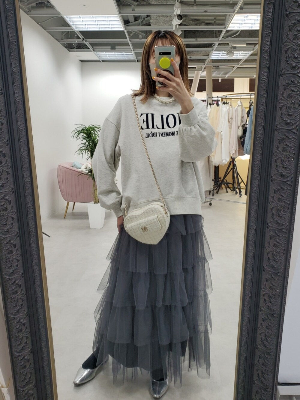 「ロングスカート、ショルダーバッグ、冬コーデ、休日スタイル、スウェットコーデ、チュールスカート、大人可愛い、大人かわいい、大人カジュアル、ナイスクラップ、nice claup、one after another NICE CLAUP、seemi.byNICE CLAUP」｜「one after another NICE CLAUPの【WEB限定】2サイズ展開/ロゴ刺繍オーバーサイズスウェット（スウェット、グレー系）」を使った、nagashimaさん（レディース・160cm）の冬コーディネートの1枚目の写真