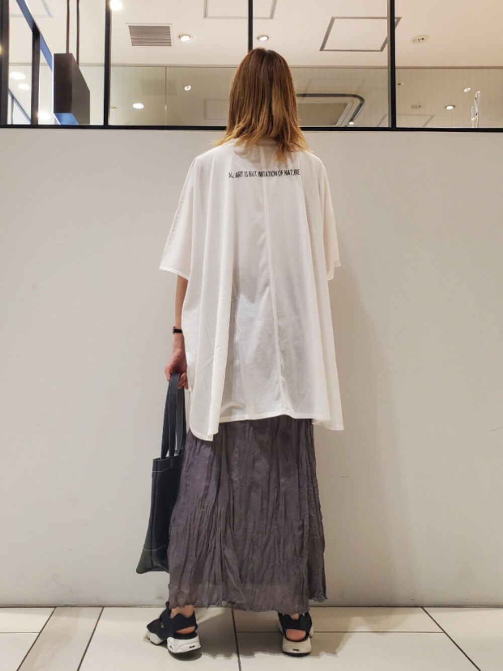 「バックプリント、プリントT、バックプリントTシャツ、ワッシャースカート、デニムバッグ、ビッグシルエット、シンプルコーデ、Tシャツコーデ、Tシャツ、夏コーデ、ポンプフューリーサンダル、相互フォロー、ピュアルセシン、pualcecin、pual ce cin」｜「PUAL CE CINのロゴプリントチュニック（Tシャツ/カットソー、ホワイト系）」を使った、nagashimaさん（レディース・160cm）の夏コーディネートの1枚目の写真