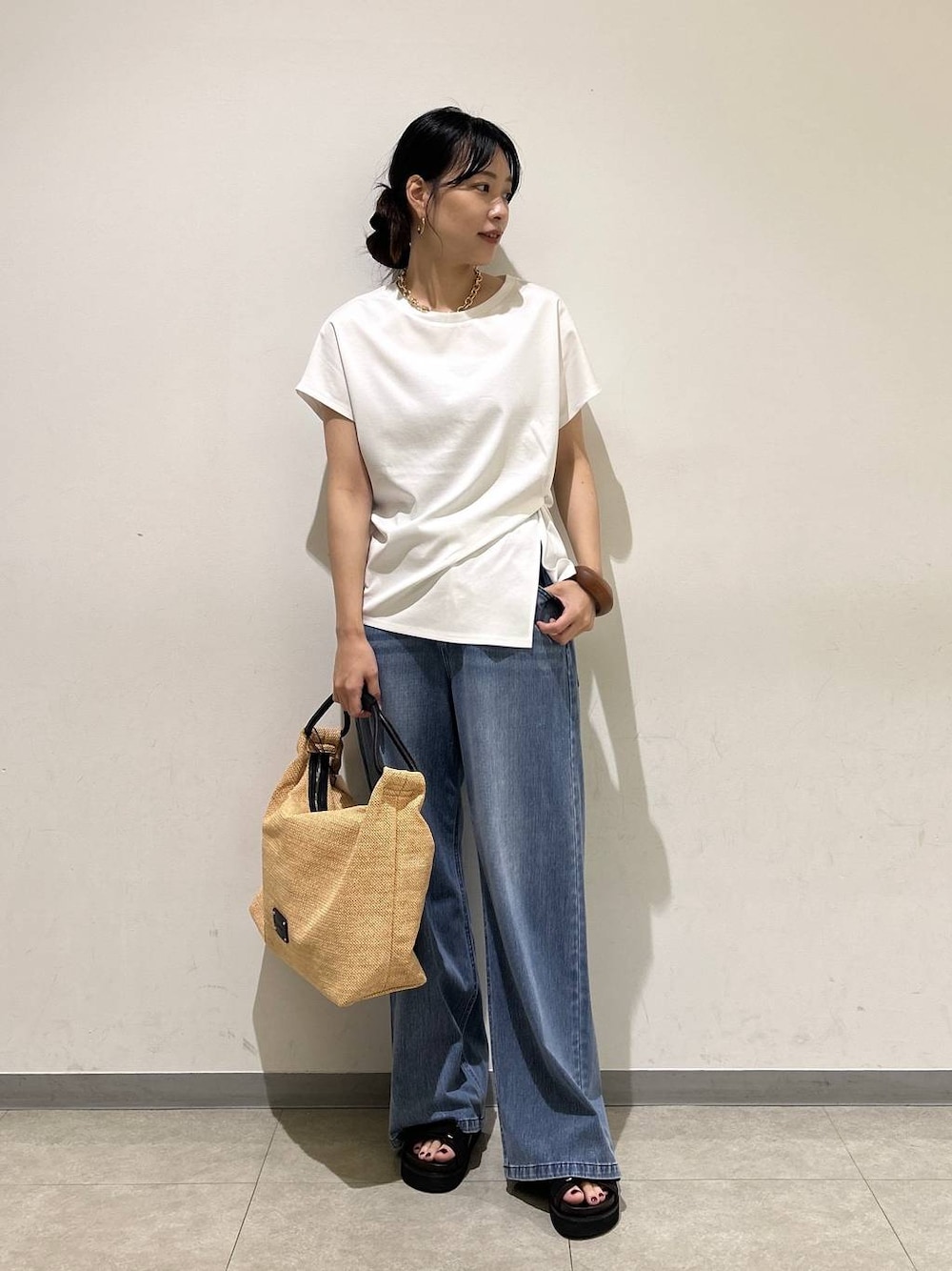 ブラック系のTシャツ/カットソー、ブルー系のデニムパンツ、ブラウン系のサンダルを着用したレディースの夏コーディネートの1枚目の写真