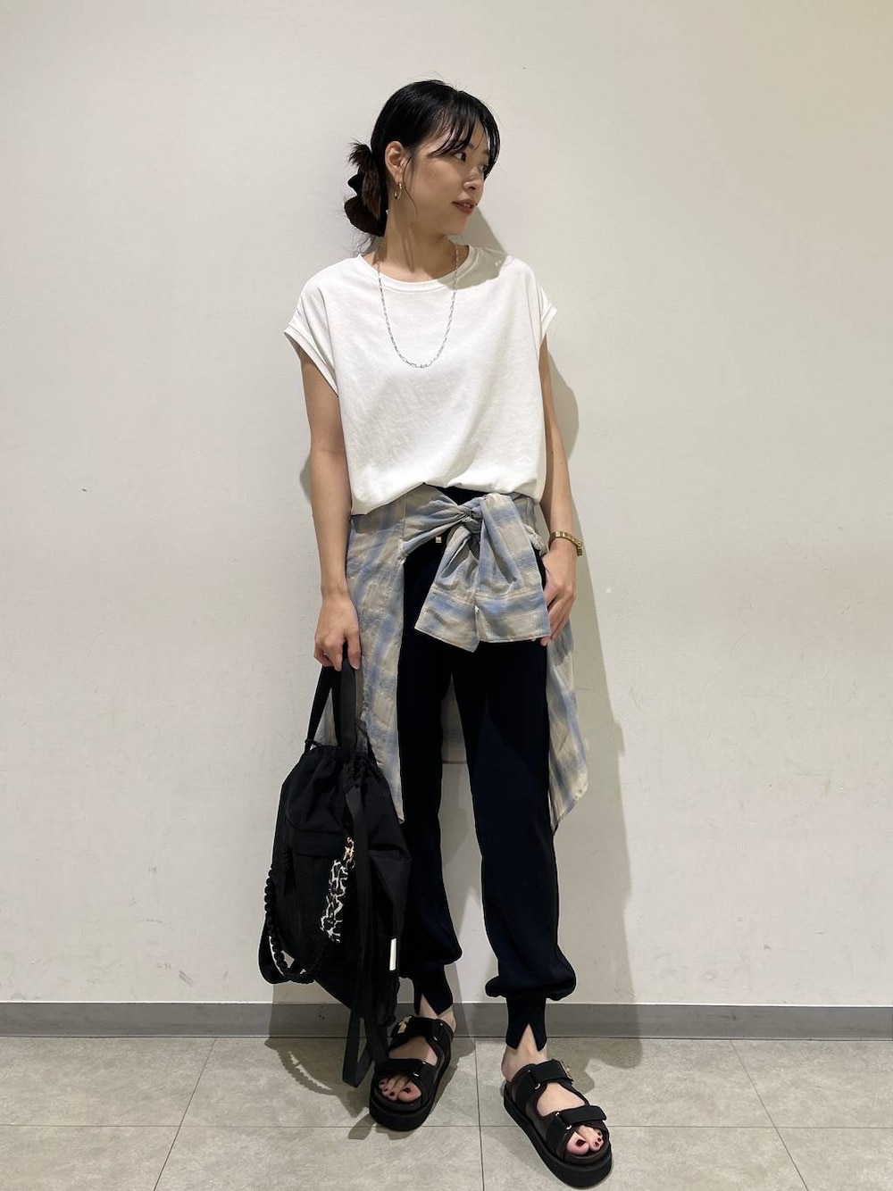 ブラウン系のサンダル、ホワイト系のTシャツ/カットソー、ブルー系のシャツ/ブラウスを着用したレディースの夏コーディネートの1枚目の写真