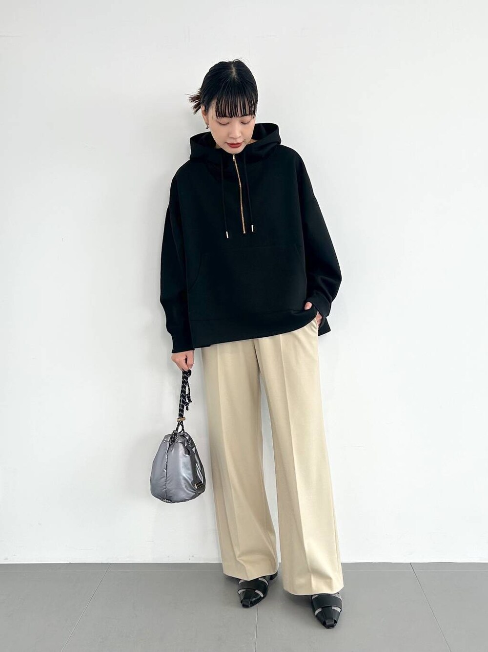 ブラック系のパンプス、その他のショルダーバッグを着用したレディースの秋コーディネートの1枚目の写真