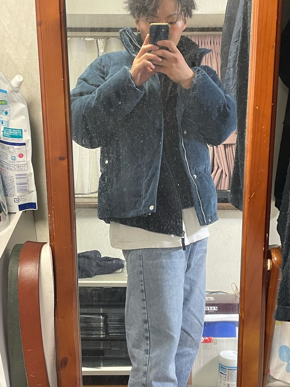 「メンズファッション、冬コーデ、オーバーサイズ、ユニクロ、Paul Smith、青コーデュロイ、めずらしい色、これからお出かけ、お家でパシャリ、靴はナイキ、AIR FORCE 1、締めはシンプル」｜「Paul Smithのアイテム（ダウンジャケット/コート、ブルー系）」を使った、Takuさん（メンズ・171cm）の冬コーディネートの1枚目の写真