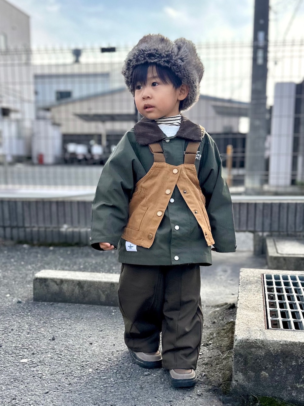 「フライトキャップ、キッズファッション、女の子、キッズコーデ、男の子コーデ、冬コーデ、レイヤードスタイル、ミリタリーコーデ、プチプラ」｜「one day the one goodのアイテム（帽子、ブラック系）」を使った、harupiさん（キッズ・100cm）の冬コーディネートの1枚目の写真