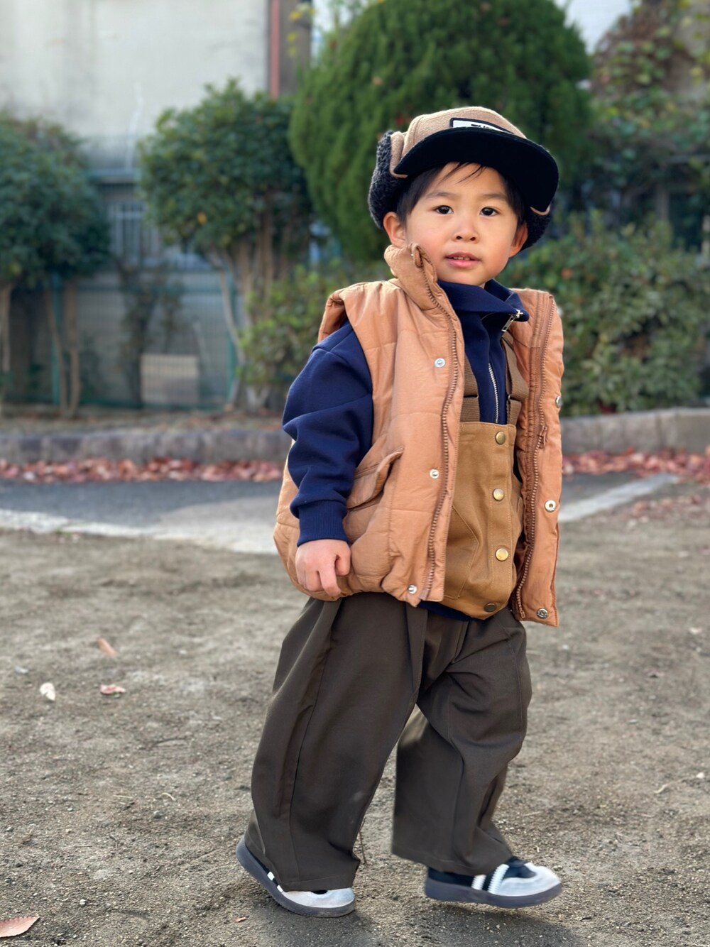 「キャンパーベスト、ローリーズファームキッズ、ペアマノンストリート、男の子コーデ、男の子ファッション、ノースフェイスキッズ、キャメルアウター、キッズコーデ」｜「THE NORTH FACEのTHE NORTH FACE/ザ・ノース・フェイス/K WIN TRUCKER CAP/キッズ ウィンタートラッカーキャップ/HEADWEAR/ﾍｯﾄﾞｳｪｱ/NNJ42005/K WIN TRUCKER CAP（キャップ、ブラウン系）」を使った、harupiさん（キッズ・100cm）の冬コーディネートの1枚目の写真
