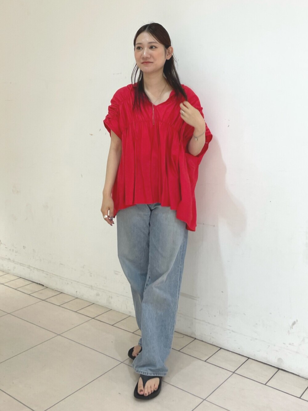 ブルー系のデニムパンツ、レッド系のシャツ/ブラウスを着用したレディースの夏コーディネートの1枚目の写真