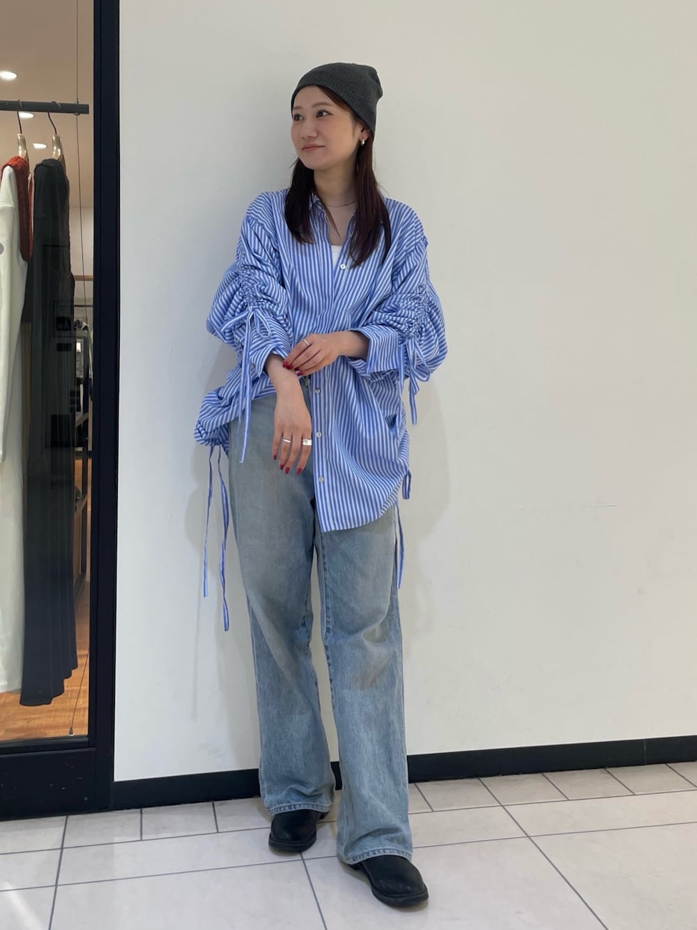 その他のシャツ/ブラウス、ブルー系のデニムパンツ、グレー系のニットキャップ/ビーニーを着用したレディースの秋コーディネートの1枚目の写真
