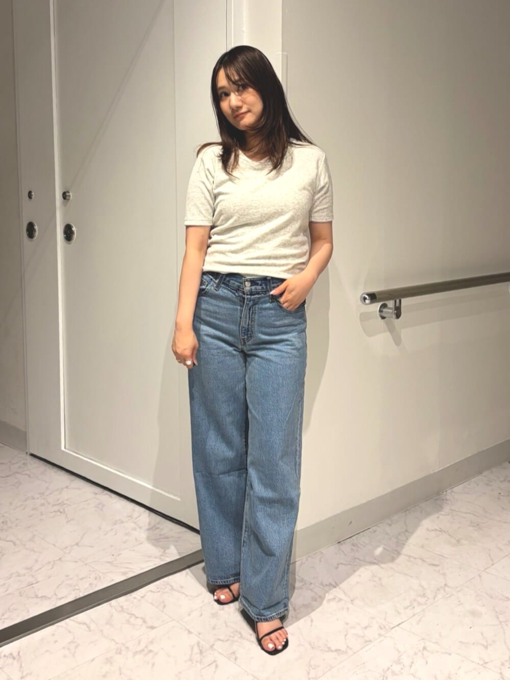 ホワイト系のTシャツ/カットソー、ブルー系のデニムパンツを着用したレディースの夏コーディネートの1枚目の写真