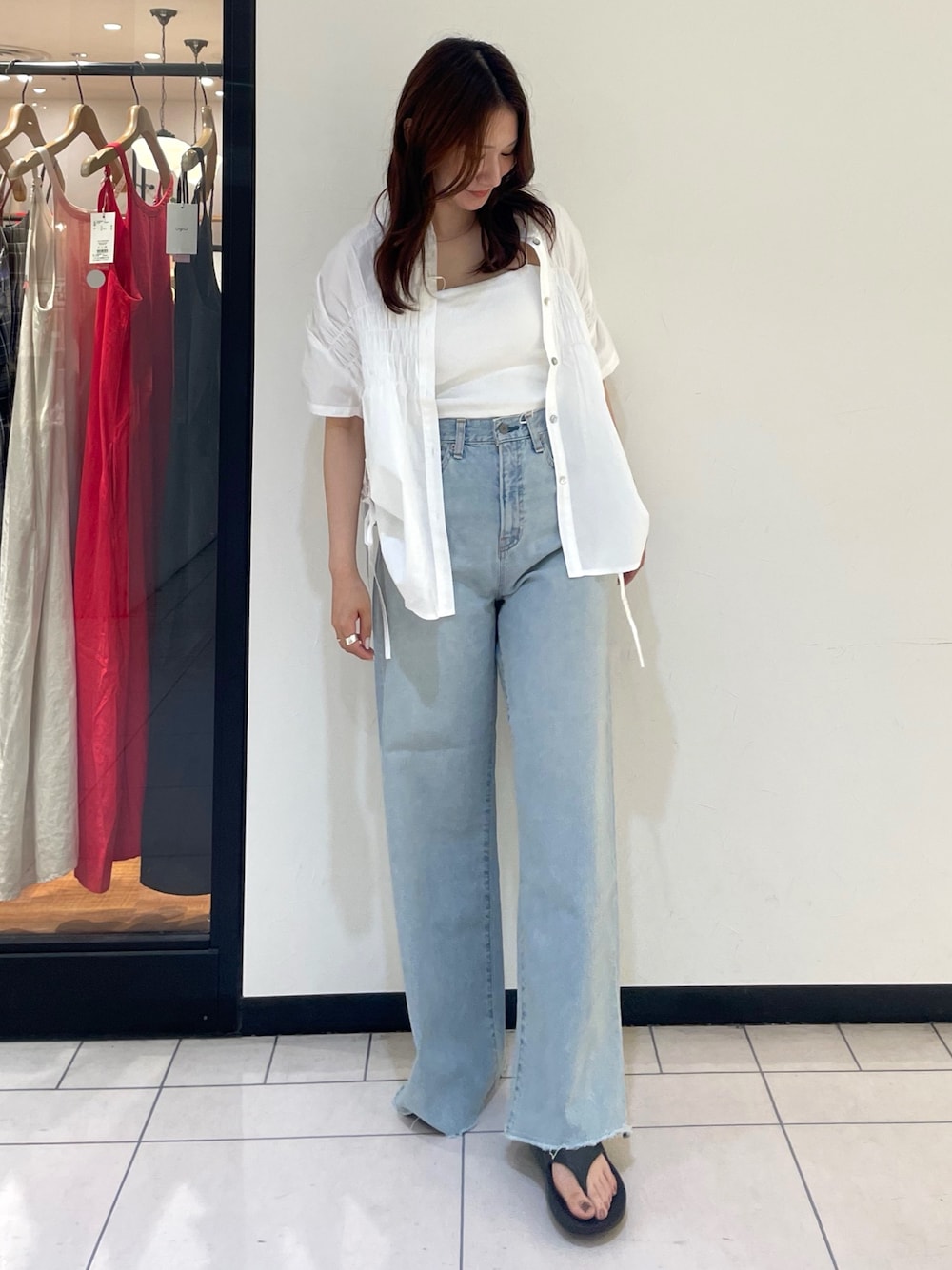 ブルー系のデニムパンツ、ホワイト系のシャツ/ブラウスを着用したレディースの夏コーディネートの1枚目の写真