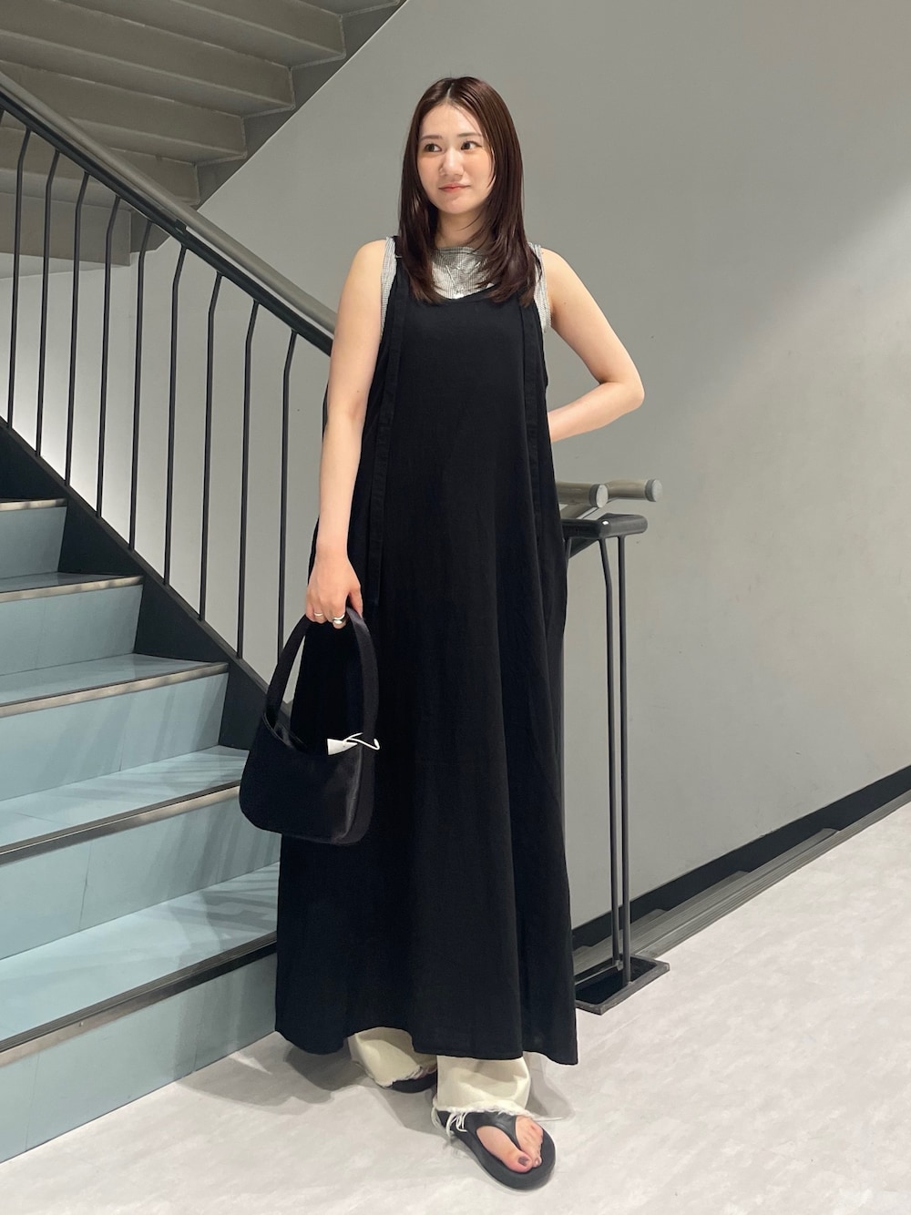 ブラック系のワンピース、その他のタンクトップ、ホワイト系のデニムパンツを着用したレディースの夏コーディネートの1枚目の写真