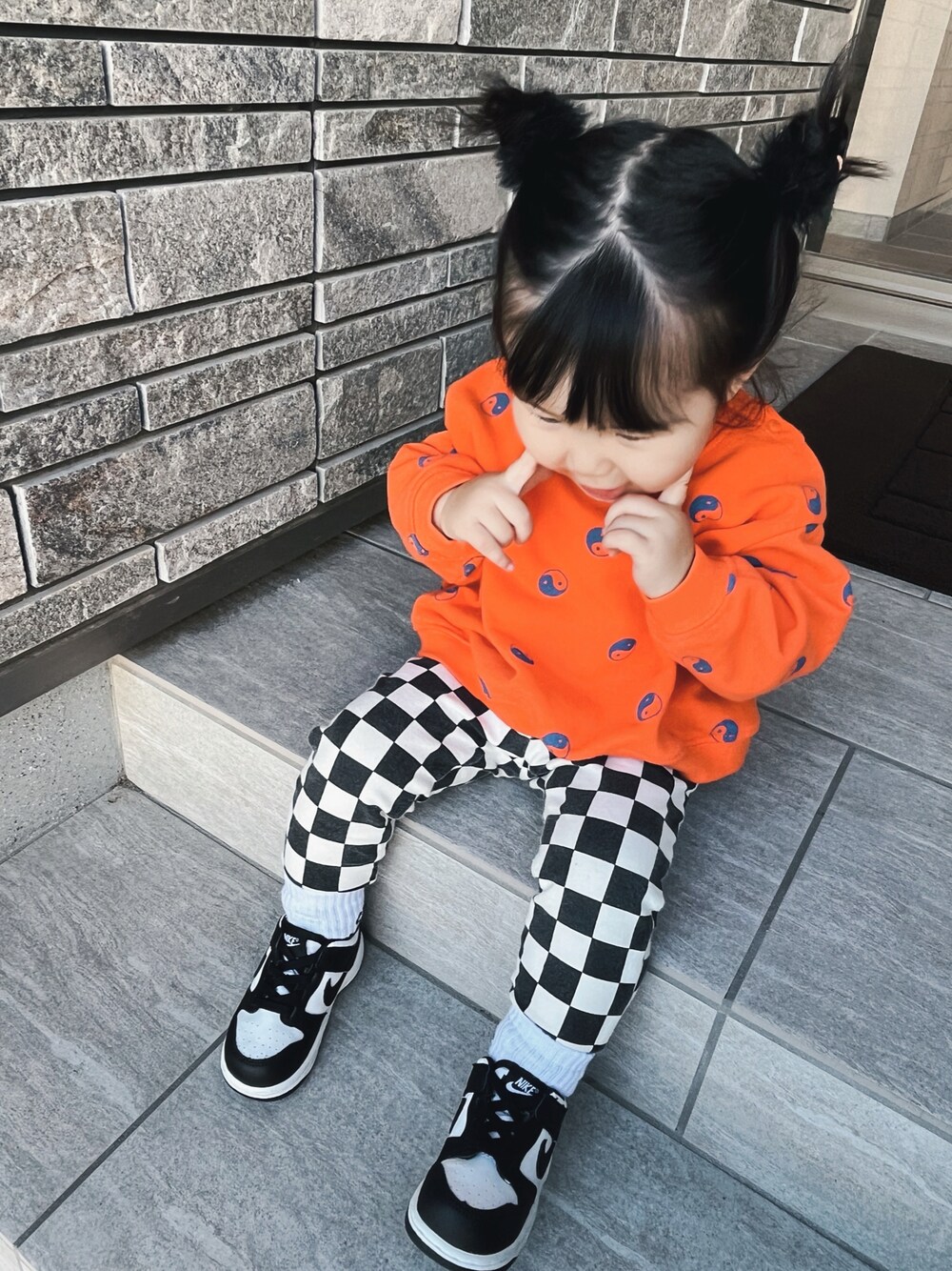 「女の子、キッズファッション、秋コーデ、1歳、今日のコーデ、むすめ服、カジュアルコーデ、スウェット、おでかけコーデ、スニーカー、スポーツミックス」｜「MARKEY'Sのアイテム（スウェット、オレンジ系）」を使った、MApiiiさん（キッズ・80cm）の秋コーディネートの1枚目の写真