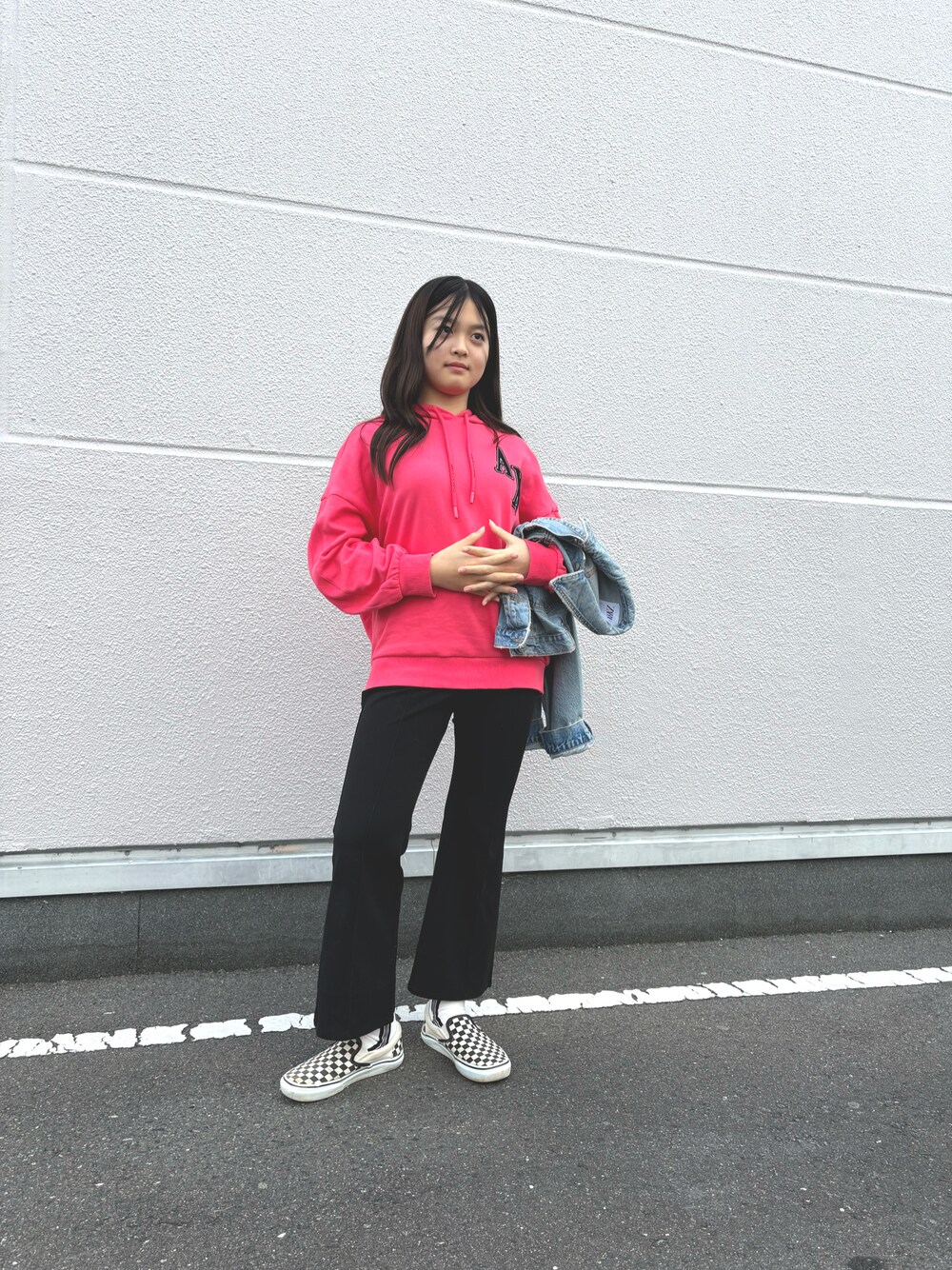 「VANSのVANS ヴァンズ SKATE SLIP-ON スケートスリッポン　VN0A5FCAAUH (CHK)BLK/O.WHT（スニーカー、ブラック系）」を使った、音羽さん（骨格ウェーブ・レディース・145cm）の冬コーディネートの1枚目の写真