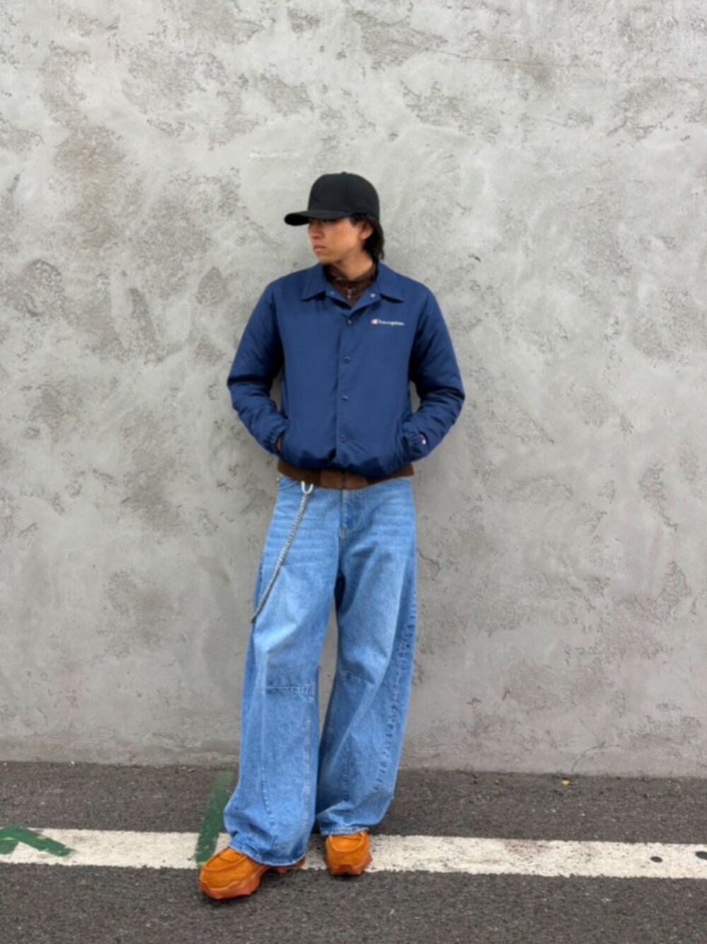 「ストリート、NEW ERA、キャップ、Champion、PUMA、ゆるコーデ、ローファー、古着MIX、Lui's」｜「Lui'sのカーブデニムパンツ（デニムパンツ、ブルー系）」を使った、tatsuさん（骨格ストレート・メンズ・174cm）の冬コーディネートの1枚目の写真