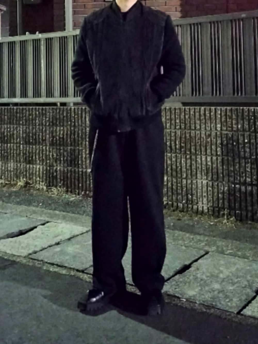 「ユニクロ、スウェットパンツ、ブルゾン、レザー、BALENCIAGA、ナイロンジャケット、レザージャケット、オールブラック、キャップ」｜「古着のアイテム（ジャケット/アウター、ブラック系）」を使った、tatsuさん（骨格ストレート・メンズ・174cm）の冬コーディネートの1枚目の写真