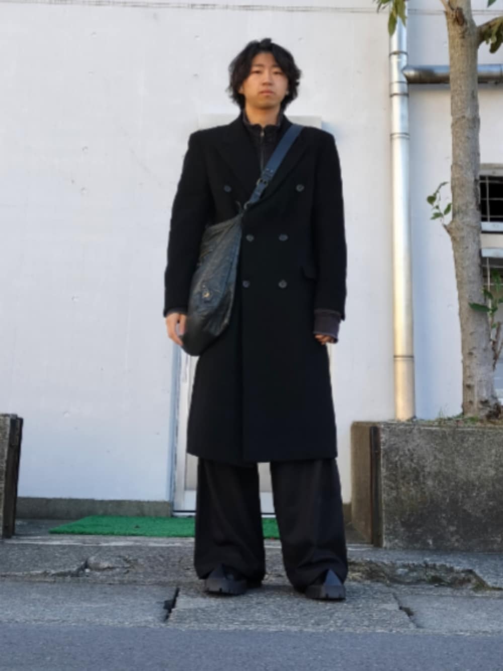 「真冬のあったかスタイル、ジップパーカー、ロングコート、オールブラック、スラックス、TOIRONIER、BALENCIAGA、ショルダーバッグ、古着MIX、デートコーデ、おでかけコーデ、冬コーデ」｜「Roots Canadaのアイテム（スウェット、ブラック系）」を使った、tatsuさん（骨格ストレート・メンズ・174cm）の冬コーディネートの1枚目の写真