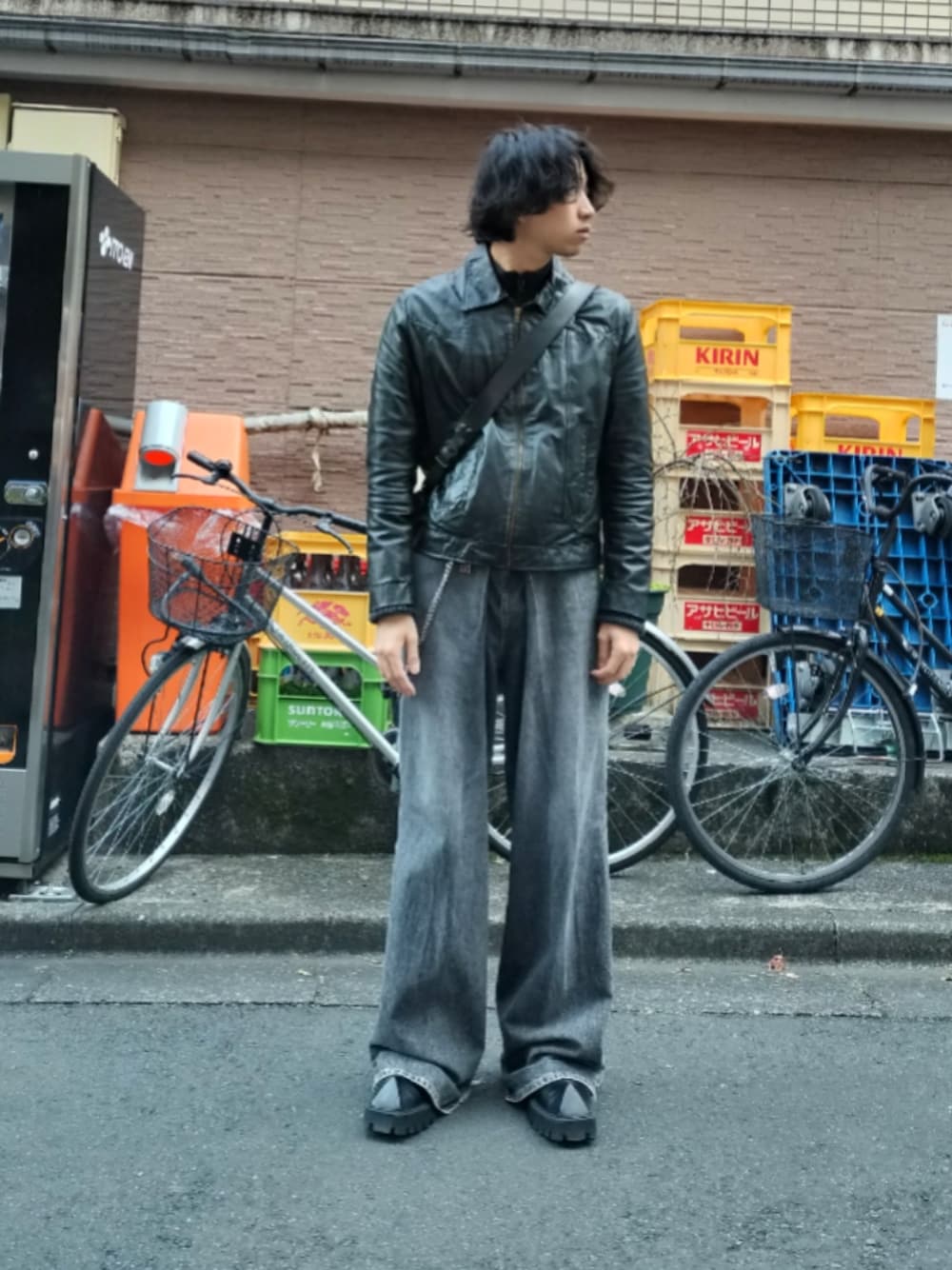 「真冬のあったかスタイル、デニム、オールブラック、BALENCIAGA、レザー、デニムパンツ、ワイドデニム、古着MIX、デートコーデ、おでかけコーデ」｜「古着　70s レザージャケットのアイテム（ジャケット/アウター、ブラック系）」を使った、tatsuさん（骨格ストレート・メンズ・174cm）の冬コーディネートの1枚目の写真