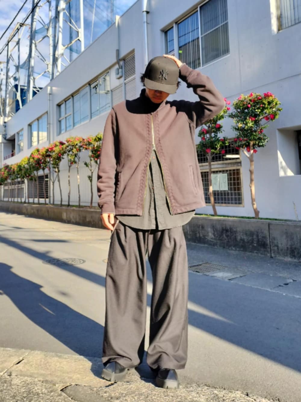 「真冬のあったかスタイル、おでかけコーデ、スラックス、デートコーデ、古着MIX、レザーシューズ、BALENCIAGA、TOIRONIER」｜「NEW ERAのアイテム（キャップ、ブラック系）」を使った、tatsuさん（骨格ストレート・メンズ・174cm）の冬コーディネートの1枚目の写真