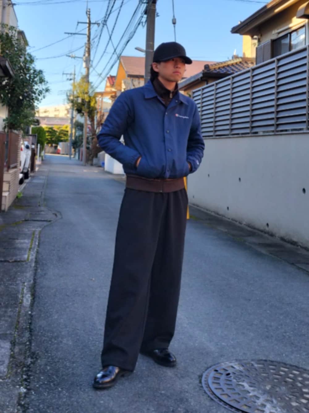 「UNIQLO、スゥエットパンツ、シンプルスタイル、adidas、ユニクロ、ゆるコーデ、シンプル、ブーツ、berwick1707、トラックジャケット」｜「Berwick1707のBerwick バーウィック ブーツ 632  ムーンライト ソール（ブーツ、ブラック系）」を使った、tatsuさん（骨格ストレート・メンズ・174cm）の冬コーディネートの1枚目の写真