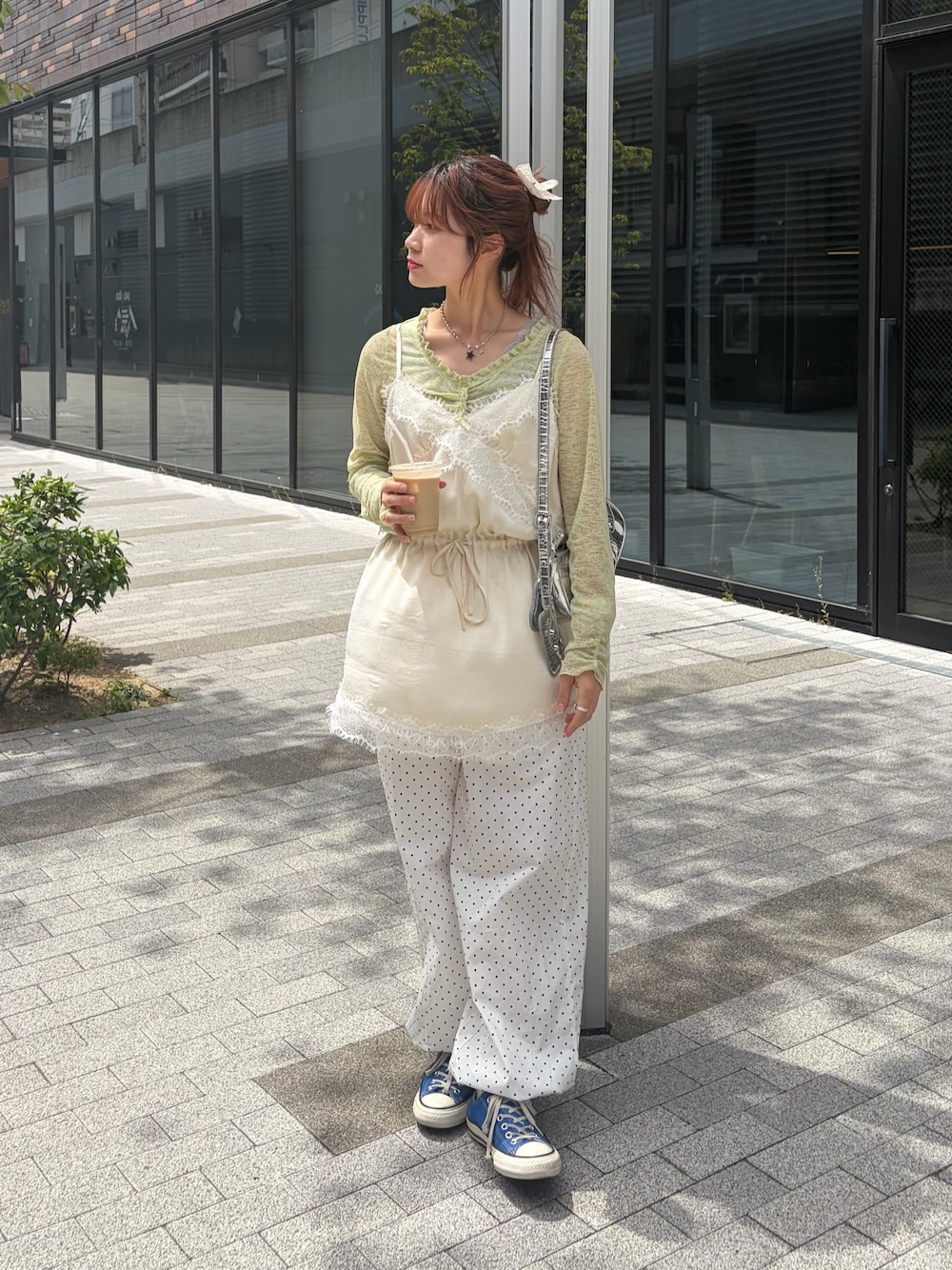 グリーン系のカーディガン/ボレロ、ホワイト系のワンピース、ホワイト系のその他パンツを着用したレディースの春コーディネートの1枚目の写真
