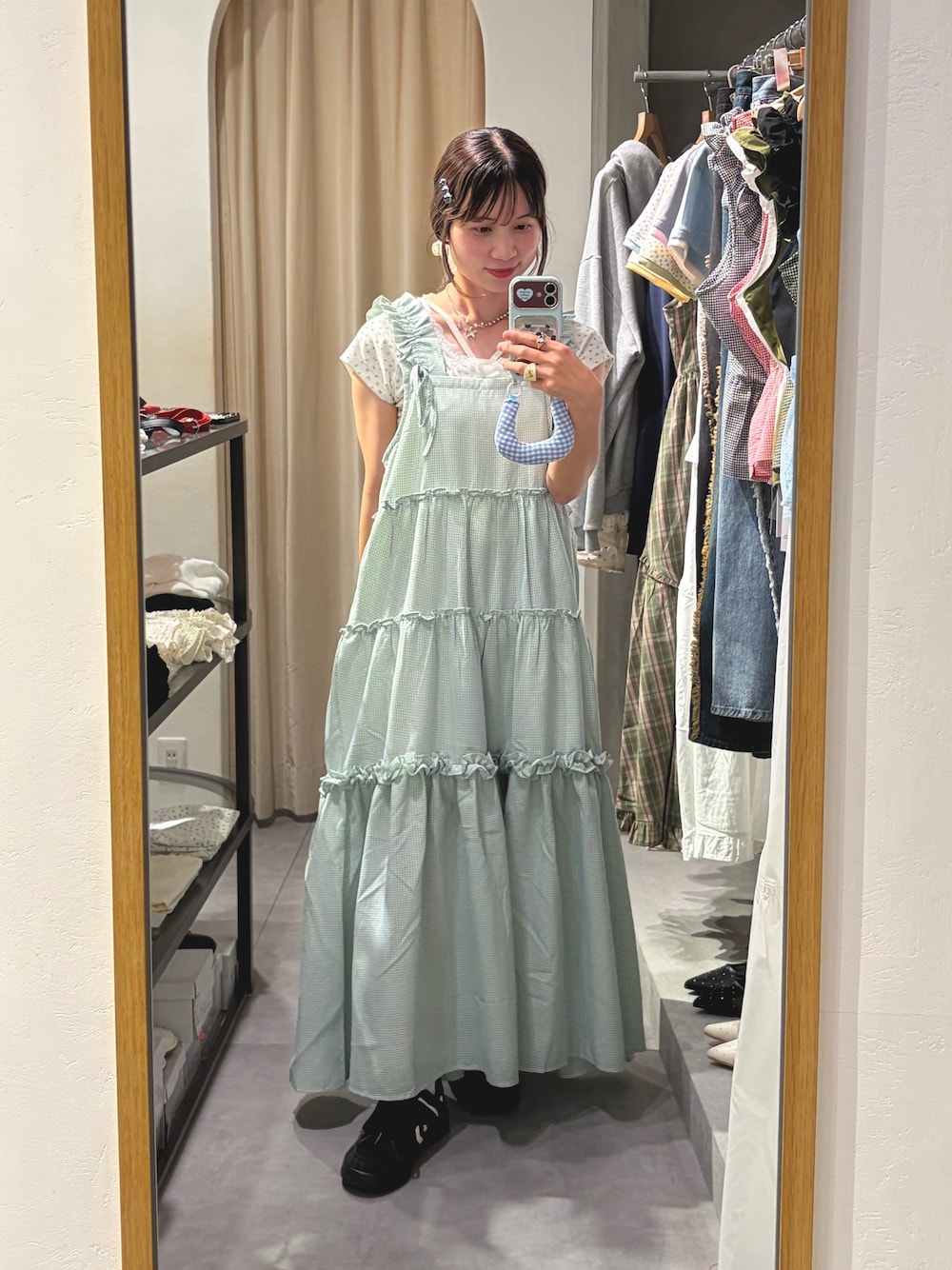 イエロー系のワンピース、ホワイト系のTシャツ/カットソーを着用したレディースの夏コーディネートの1枚目の写真