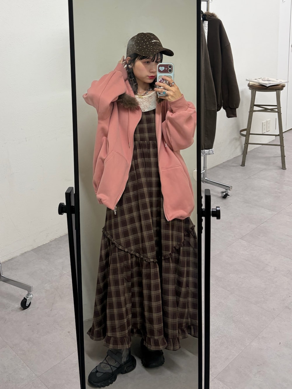 ピンク系のパーカー、ホワイト系のTシャツ/カットソー、レッド系のワンピースを着用したレディースの秋コーディネートの1枚目の写真