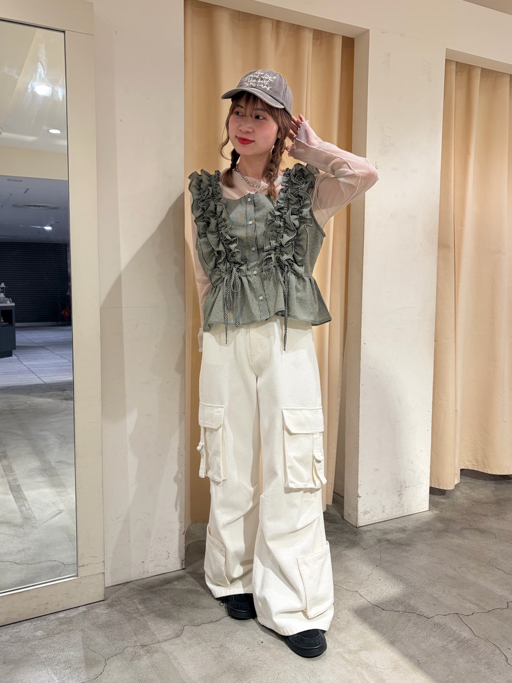 グリーン系のシャツ/ブラウス、ホワイト系のTシャツ/カットソー、ホワイト系のデニムパンツを着用したレディースの春コーディネートの1枚目の写真