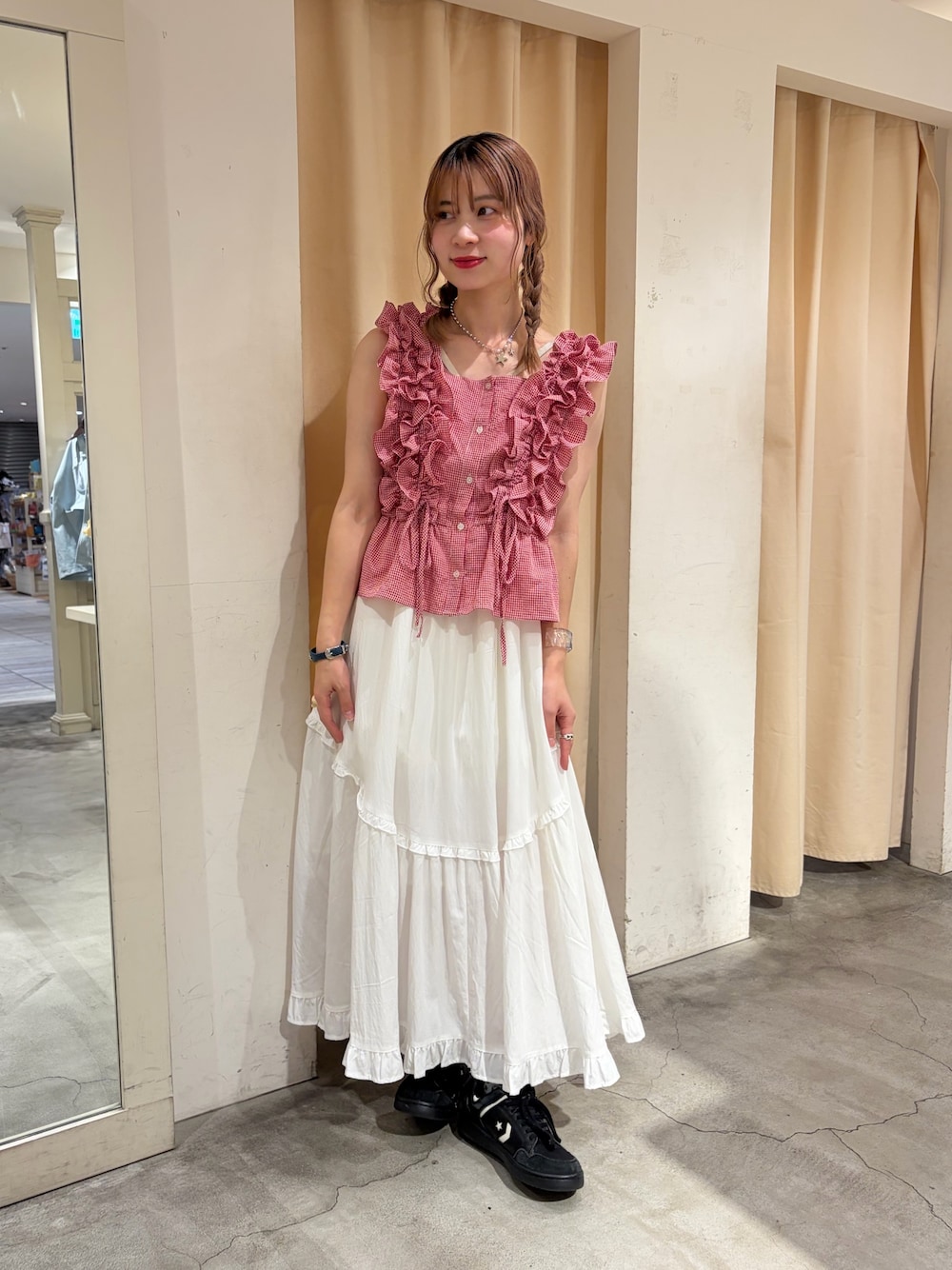 レッド系のシャツ/ブラウス、ホワイト系のワンピースを着用したレディースの春コーディネートの1枚目の写真