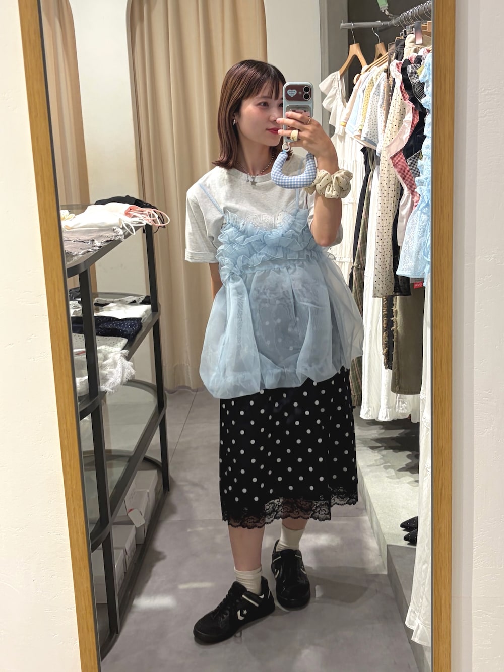 ホワイト系のTシャツ/カットソー、ブルー系のキャミソール、ブラック系のスカートを着用したレディースの夏コーディネートの1枚目の写真