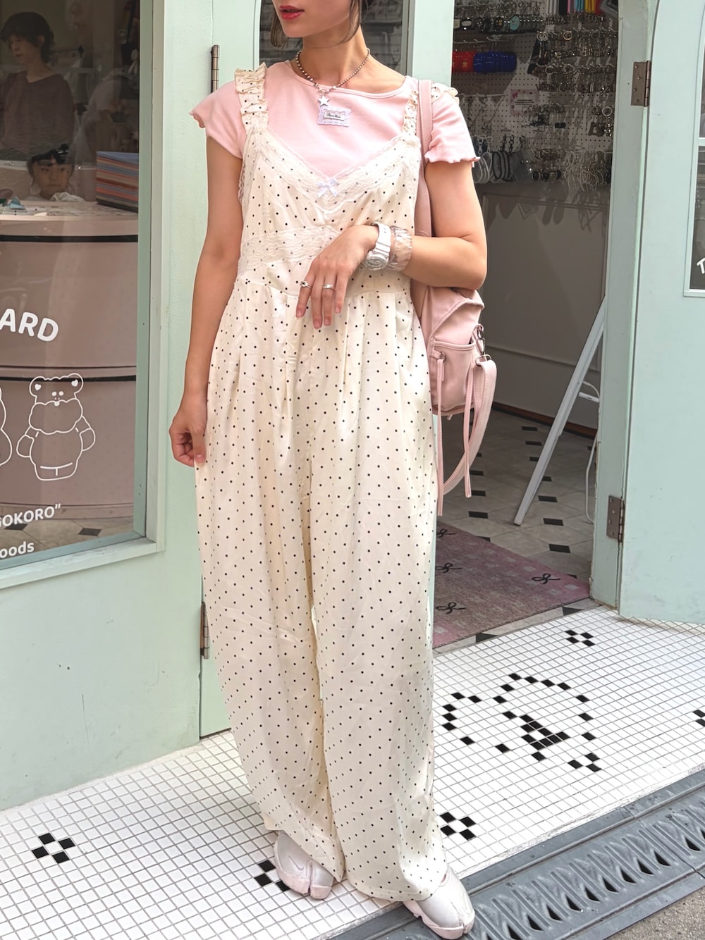 ピンク系のTシャツ/カットソー、ピンク系のボストンバッグ、ホワイト系のサロペット/オーバーオールを着用したレディースの夏コーディネートの1枚目の写真