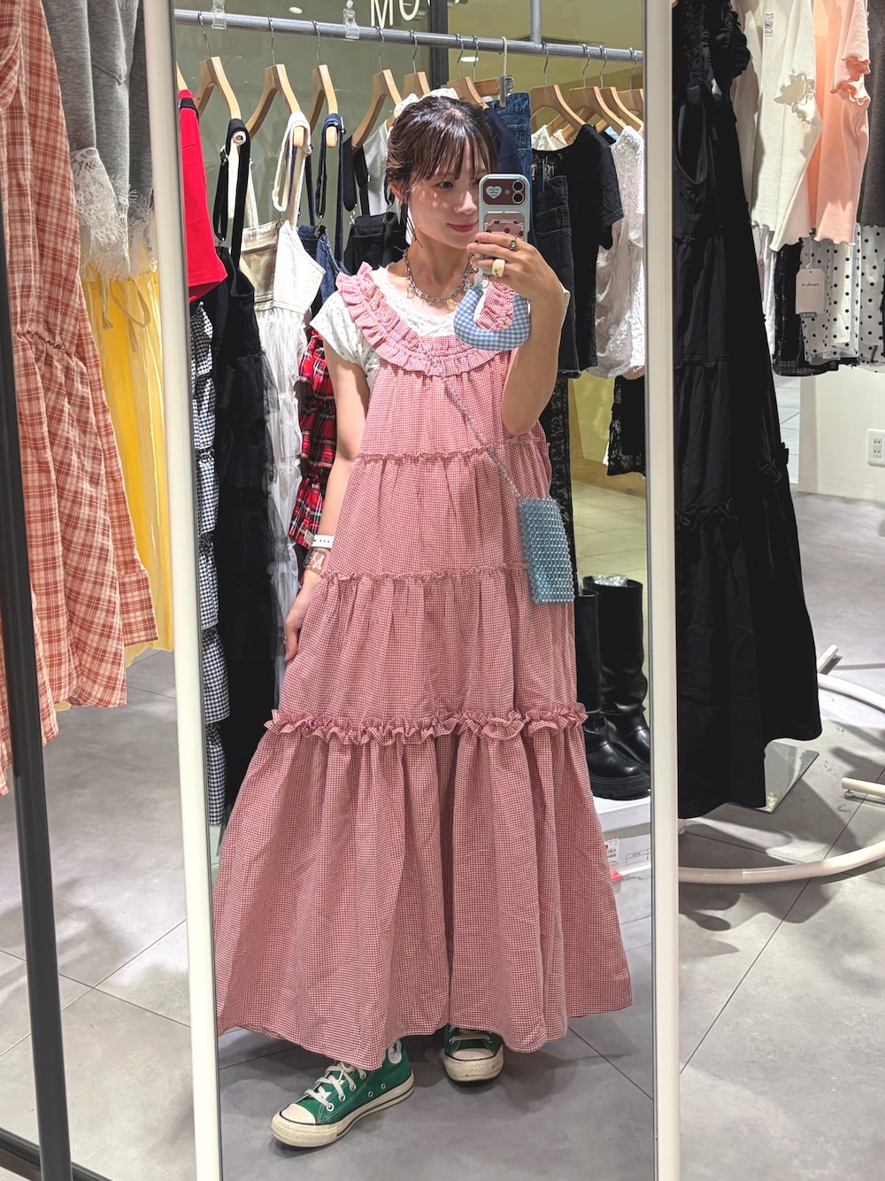 レッド系のワンピース、ホワイト系のTシャツ/カットソーを着用したレディースの夏コーディネートの1枚目の写真