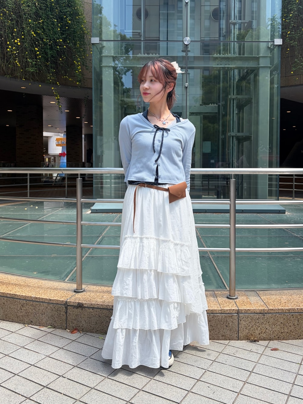 ブルー系のTシャツ/カットソー、ブラウン系のベルトを着用したレディースの春コーディネートの1枚目の写真