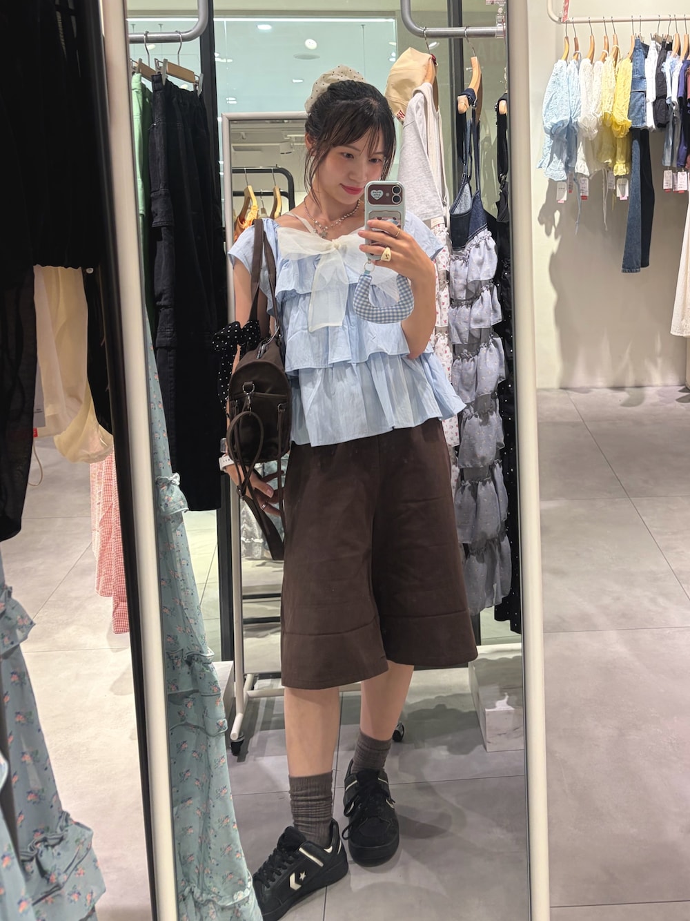 ブルー系のシャツ/ブラウス、ブラウン系のその他パンツ、ブラウン系のボストンバッグを着用したレディースの夏コーディネートの1枚目の写真
