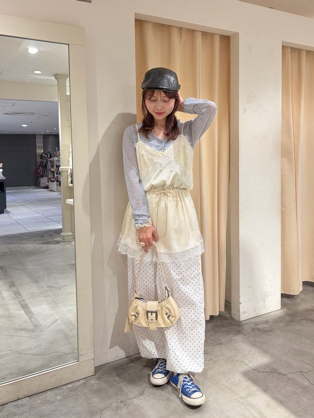 ブルー系のカーディガン/ボレロ、ホワイト系のワンピース、ホワイト系のその他パンツを着用したレディースの春コーディネートの1枚目の写真