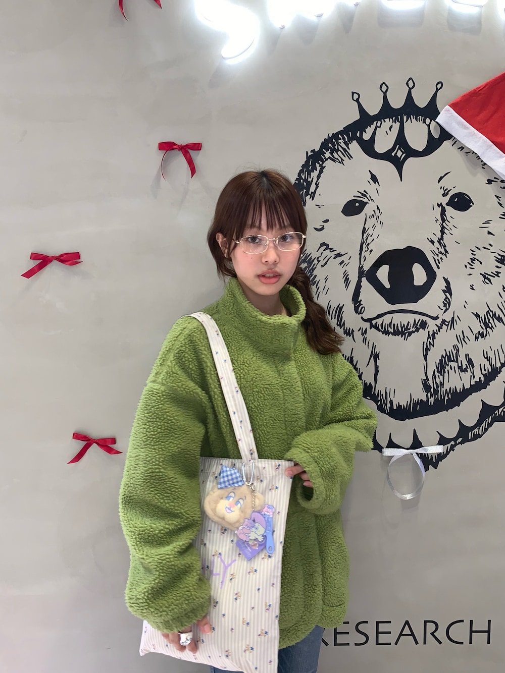 ベージュ系のトートバッグ、ゴールド系のメガネ、その他のシュシュを着用したレディースの冬コーディネートの1枚目の写真