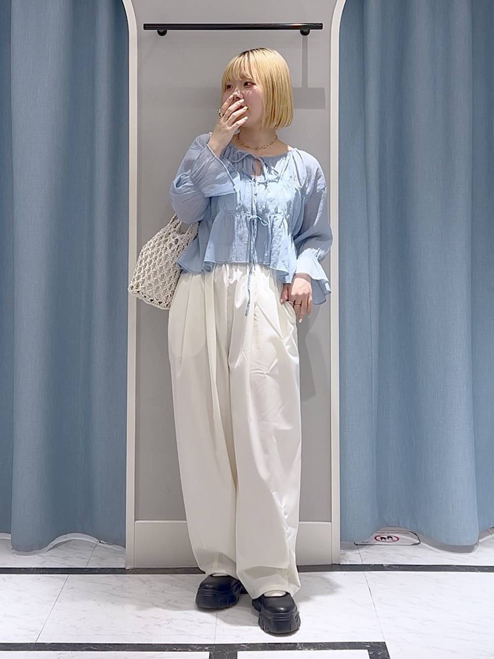 「レイヤードスタイル、パンツ、差し色コーデ、カジュアル、個性派、LOWRYS FARM、ローリーズスタイル_LOWRYS FARM、春コーデ、夏コーデ、ブラウス」｜「LOWRYS FARMのバレエスニーカー　140490（スニーカー、ブラック系）」を使った、asuuu33さん（レディース・155cm）の春コーディネートの1枚目の写真