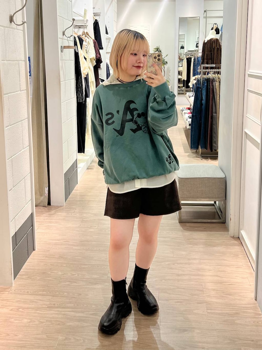 「ショートパンツ、ブーツ、差し色コーデ、カジュアル、個性派、LOWRYS FARM、ローリーズスタイル_LOWRYS FARM、秋コーデ、秋冬新作、スウェット、レイヤードスタイル、シャツ」｜「LOWRYS FARMのストレッチスニーカーブーツ　133385（ブーツ、ブラック系）」を使った、asuuu33さん（レディース・155cm）の秋コーディネートの1枚目の写真