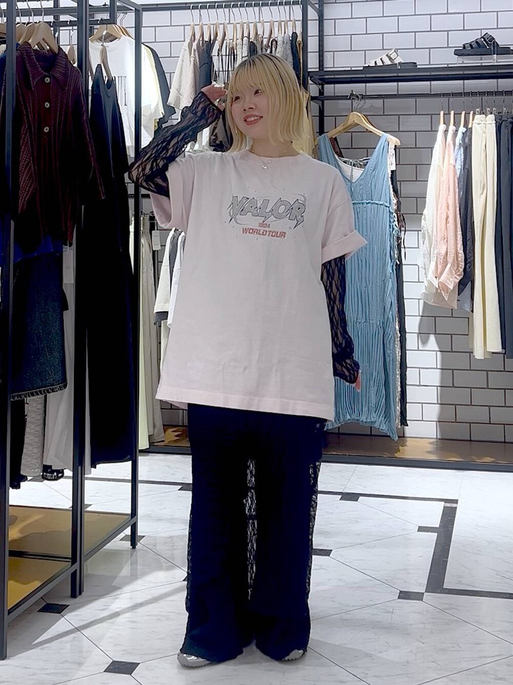 「差し色コーデ、カジュアル、個性派、LOWRYS FARM、ローリーズスタイル_LOWRYS FARM、Tシャツ、レイヤードスタイル」｜「LOWRYS FARMのパールタレンネックレス　249411（ネックレス、ベージュ系）」を使った、asuuu33さん（レディース・155cm）の春コーディネートの1枚目の写真