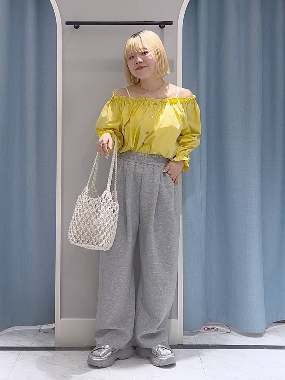 「差し色コーデ、カジュアル、個性派、LOWRYS FARM、ローリーズスタイル_LOWRYS FARM、春コーデ、スウェットパンツ、ブラウス」｜「LOWRYS FARMのマクラメキンチャクツキトート　 284437（トートバッグ、ホワイト系）」を使った、asuuu33さん（レディース・155cm）の春コーディネートの1枚目の写真