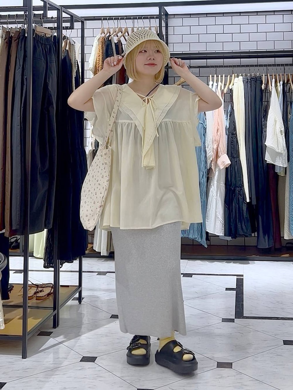「カジュアル、ホワイトコーデ、差し色コーデ、個性派、LOWRYS FARM、ローリーズスタイル_LOWRYS FARM、夏コーデ、ブラウス、スカート、サンダル」｜「LOWRYS FARMのカットリブタイトスカート　103920（スカート、グレー系）」を使った、asuuu33さん（レディース・155cm）の夏コーディネートの1枚目の写真