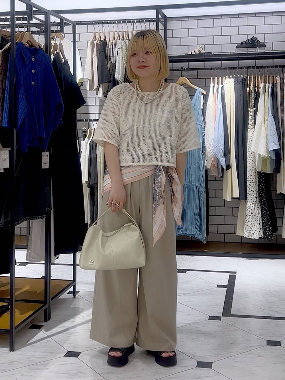 「差し色コーデ、カジュアル、個性派、LOWRYS FARM、ローリーズスタイル_LOWRYS FARM、レイヤードスタイル、スカーフ、パンツ、夏コーデ」｜「LOWRYS FARMのパールタレンネックレス　249411（ネックレス、ベージュ系）」を使った、asuuu33さん（レディース・155cm）の春コーディネートの1枚目の写真