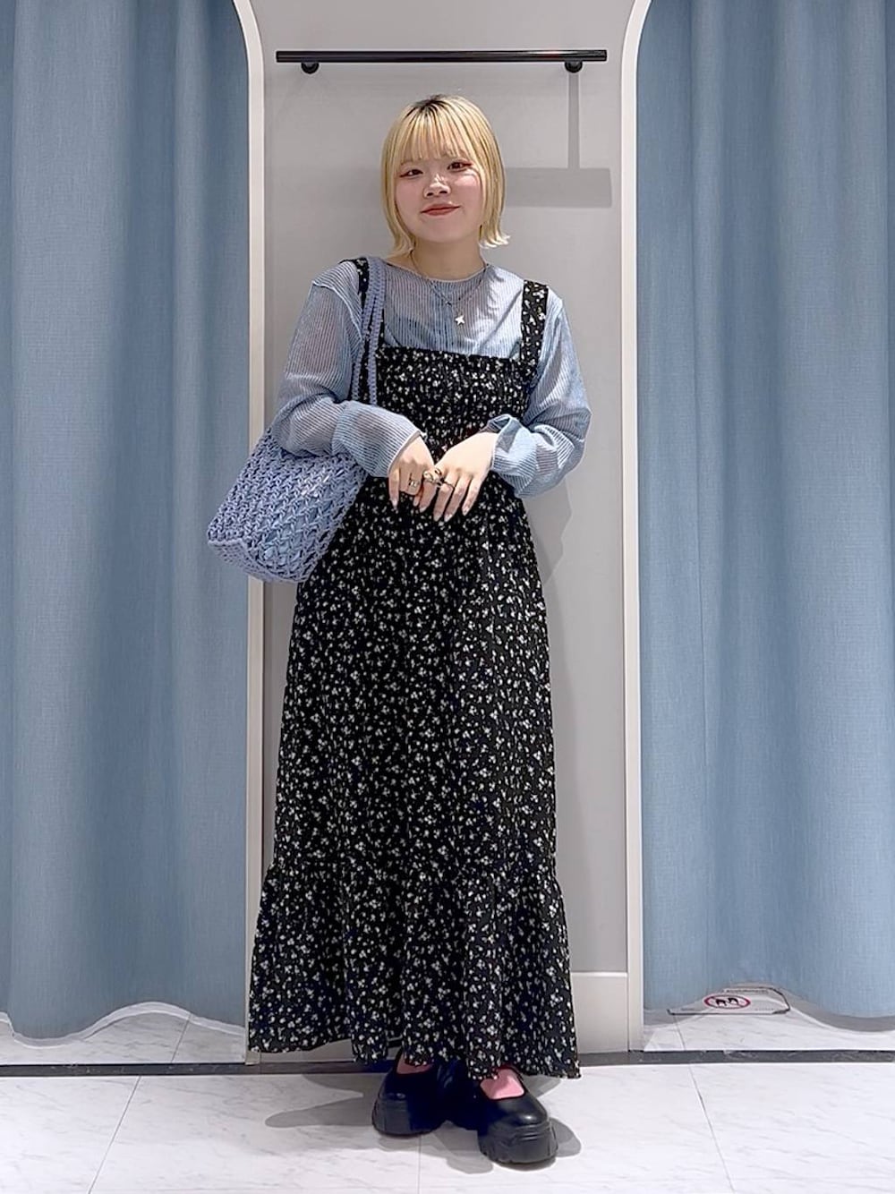 「差し色コーデ、カジュアル、個性派、LOWRYS FARM、ローリーズスタイル_LOWRYS FARM、春コーデ、ワンピース」｜「LOWRYS FARMのバレエスニーカー　140490（スニーカー、ブラック系）」を使った、asuuu33さん（レディース・155cm）の春コーディネートの1枚目の写真