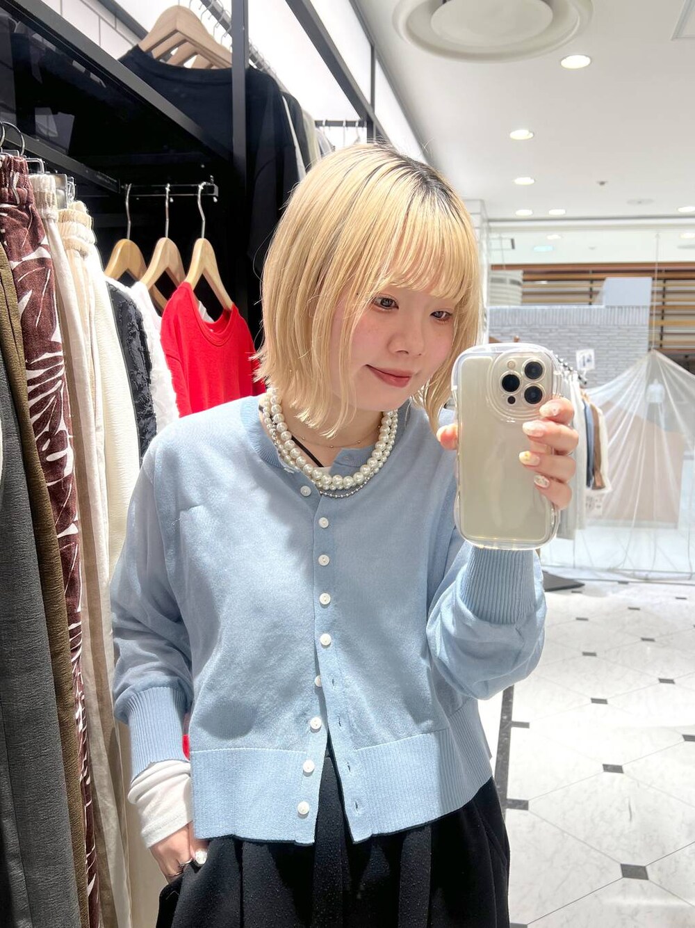 「カジュアル、差し色コーデ、個性派、LOWRYS FARM、ローリーズスタイル_LOWRYS FARM、春コーデ、シアートップス、カーディガン」｜「LOWRYS FARMのパールタレンネックレス　249411（ネックレス、ベージュ系）」を使った、asuuu33さん（レディース・155cm）の春コーディネートの1枚目の写真