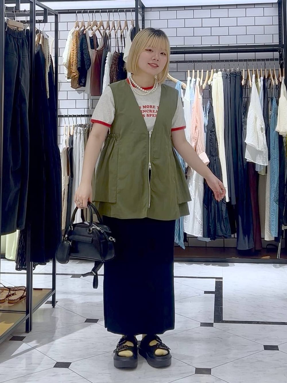 「差し色コーデ、カジュアル、個性派、LOWRYS FARM、ローリーズスタイル_LOWRYS FARM、スカート、夏コーデ、サンダル、Tシャツ、レイヤードスタイル」｜「LOWRYS FARMのカットリブタイトスカート　103920（スカート、ブラック系）」を使った、asuuu33さん（レディース・155cm）の春コーディネートの1枚目の写真