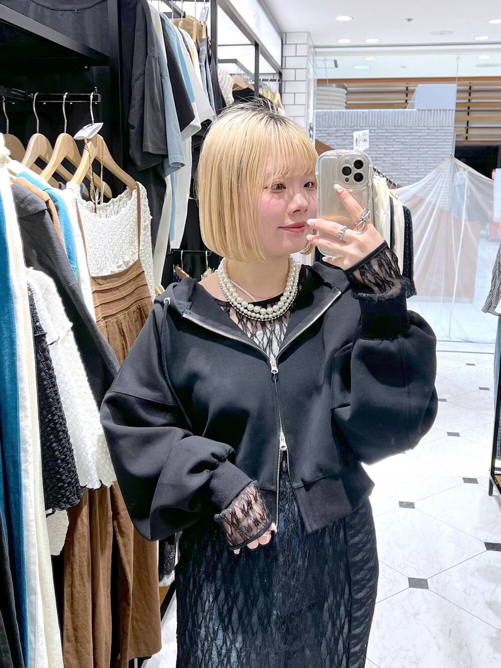 「差し色コーデ、カジュアル、個性派、LOWRYS FARM、ローリーズスタイル_LOWRYS FARM、レイヤードスタイル、春コーデ」｜「LOWRYS FARMのビジューワイドストレートＰ 136104（デニムパンツ、ブルー系）」を使った、asuuu33さん（レディース・155cm）の春コーディネートの1枚目の写真