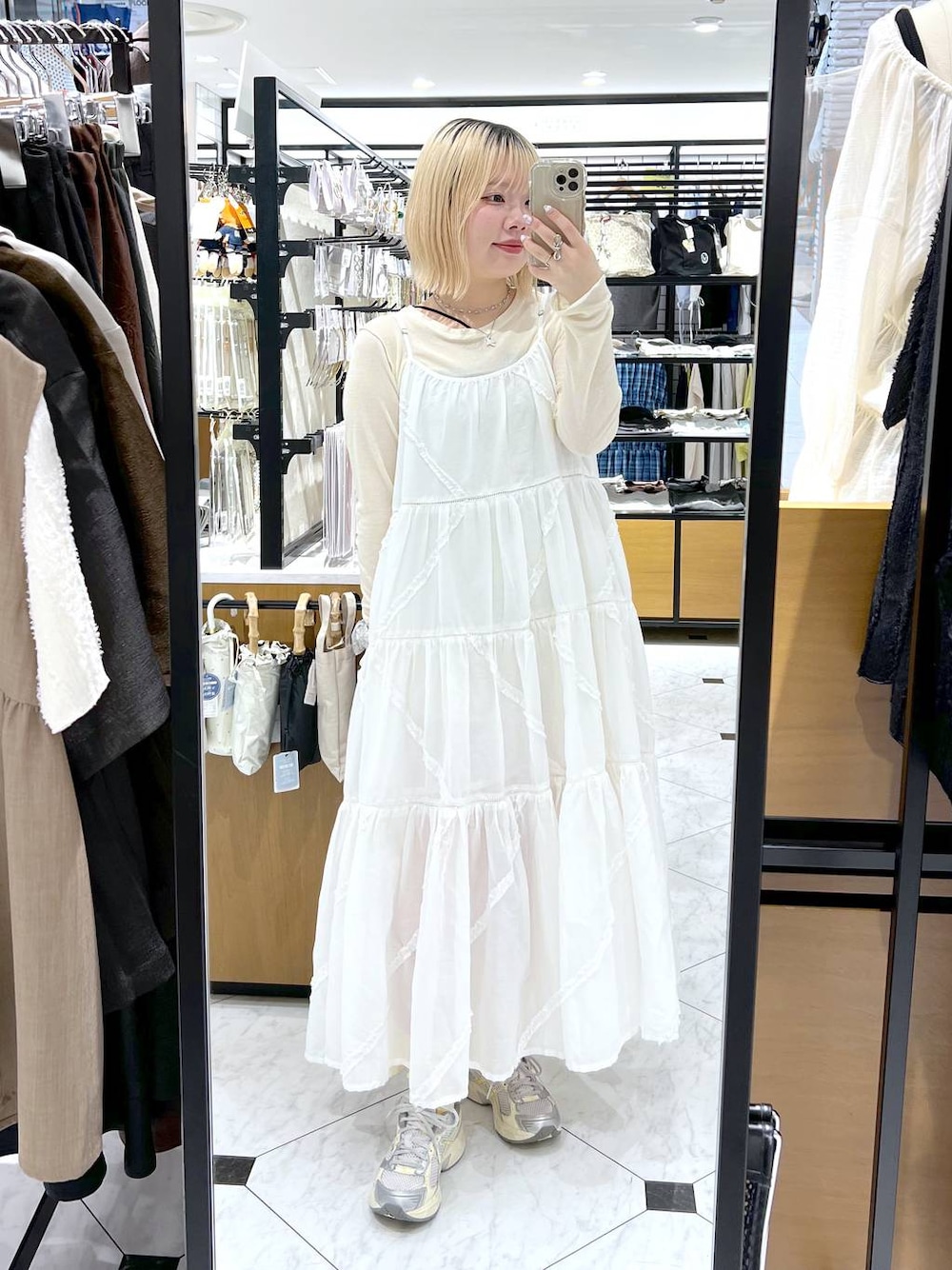 「差し色コーデ、カジュアル、個性派、ローリーズスタイル_LOWRYS FARM、ワンピース、夏コーデ、LOWRYS FARM」｜「LOWRYS FARMのスタイルＵＰアシメショートキャミソール　 288807（キャミソール、ブラック系）」を使った、asuuu33さん（レディース・155cm）の春コーディネートの1枚目の写真