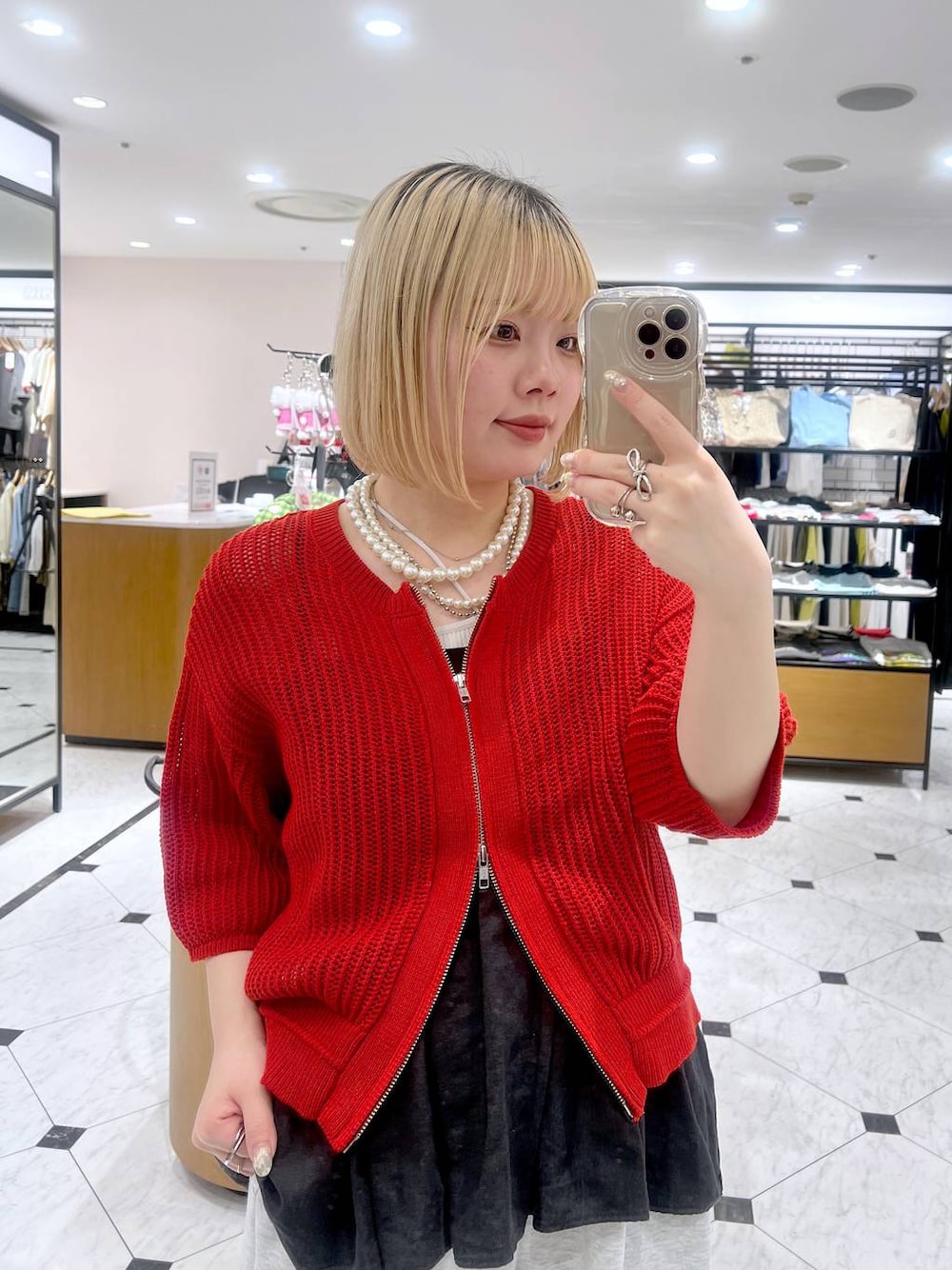 「差し色コーデ、カジュアル、個性派、LOWRYS FARM、ローリーズスタイル_LOWRYS FARM、レイヤードスタイル、カーディガン、ビスチェ、スウェットパンツ、夏コーデ」｜「LOWRYS FARMのノルマンディキャミ　 248337（キャミソール、グレー系）」を使った、asuuu33さん（レディース・155cm）の春コーディネートの1枚目の写真