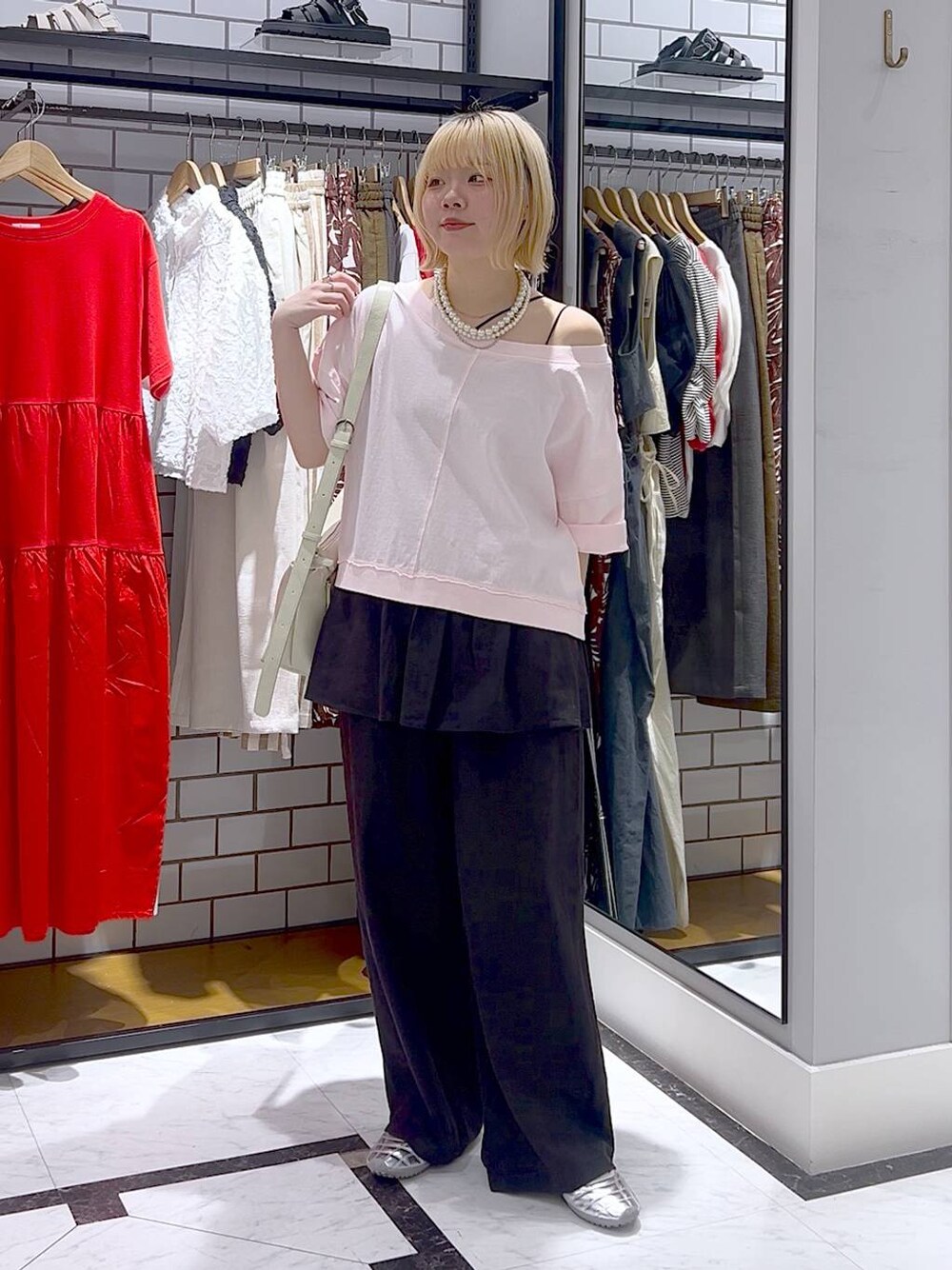 「差し色コーデ、カジュアル、個性派、LOWRYS FARM、ローリーズスタイル_LOWRYS FARM、レイヤードスタイル、春コーデ、Tシャツ、キャミソール」｜「LOWRYS FARMのノルマンディキャミ　 248337（キャミソール、グレー系）」を使った、asuuu33さん（レディース・155cm）の春コーディネートの1枚目の写真