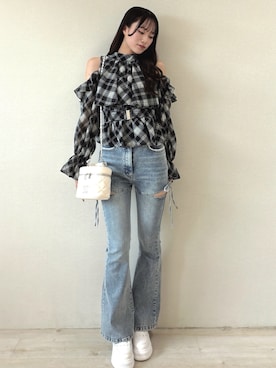 「INGNI（イング）のサイドリボンフレアデニムパンツ（Denim pants、ブルー系）」を使った、舞桜さん（レディース・165cm）の秋コーディネート