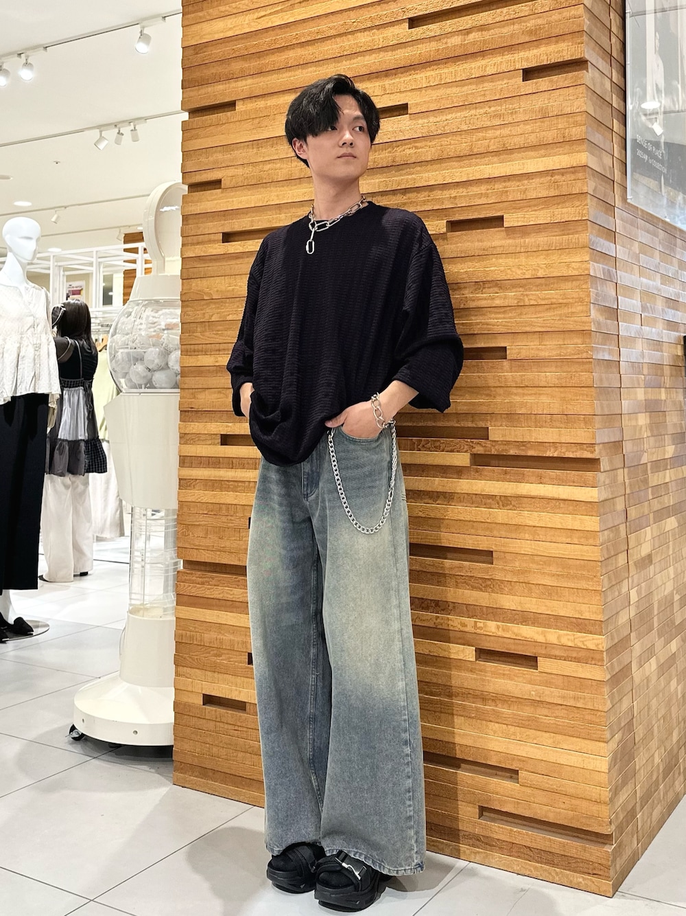 パープル系のTシャツ/カットソー、ブルー系のデニムパンツを着用したメンズの秋コーディネートの1枚目の写真