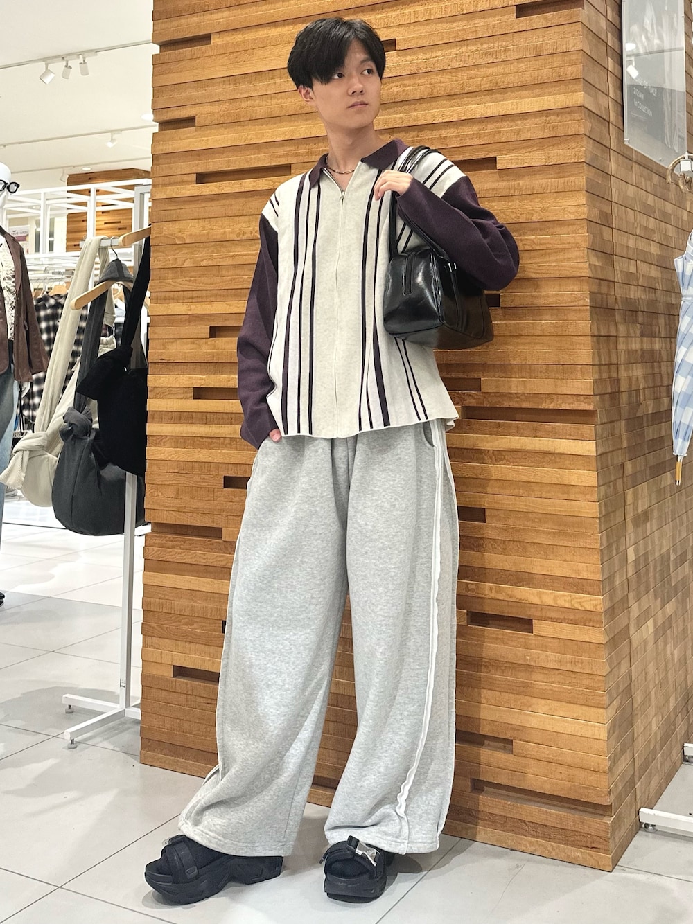 ホワイト系のニット/セーター、ブラック系のボストンバッグ、グリーン系のその他パンツを着用したメンズの秋コーディネートの1枚目の写真