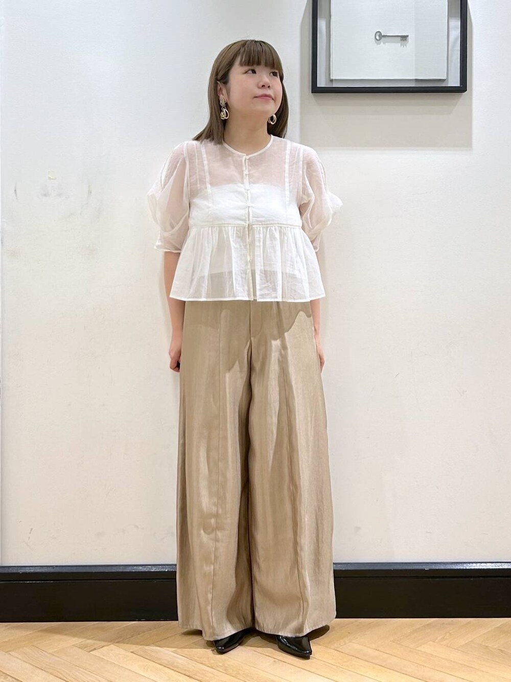 ブラック系のパンプス、ホワイト系のタンクトップ、ホワイト系のシャツ/ブラウスを着用したレディースの夏コーディネートの1枚目の写真